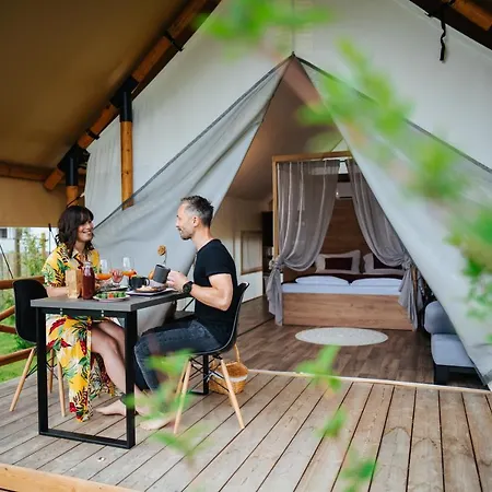 אתר נופש Lakeside Petzen Glamping