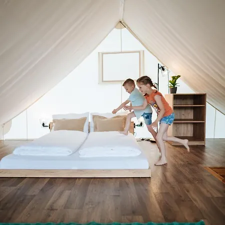 Lakeside Petzen Glamping אתר נופש Unterlibitsch